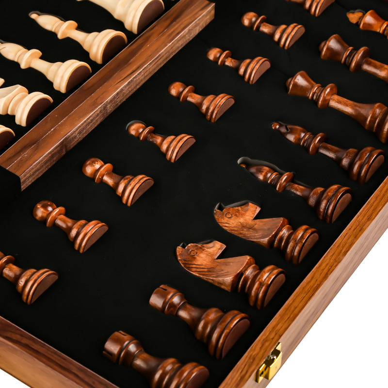 Vue rapprochée des pièces rangées dans le feutre du coffret