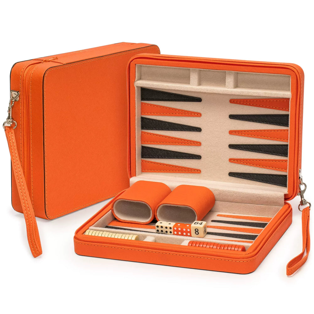 Étui de backgammon de voyage en simili cuir orange, ouvert sur le plateau velours, avec ses deux gobelets, ses dés et son dé de doublement
