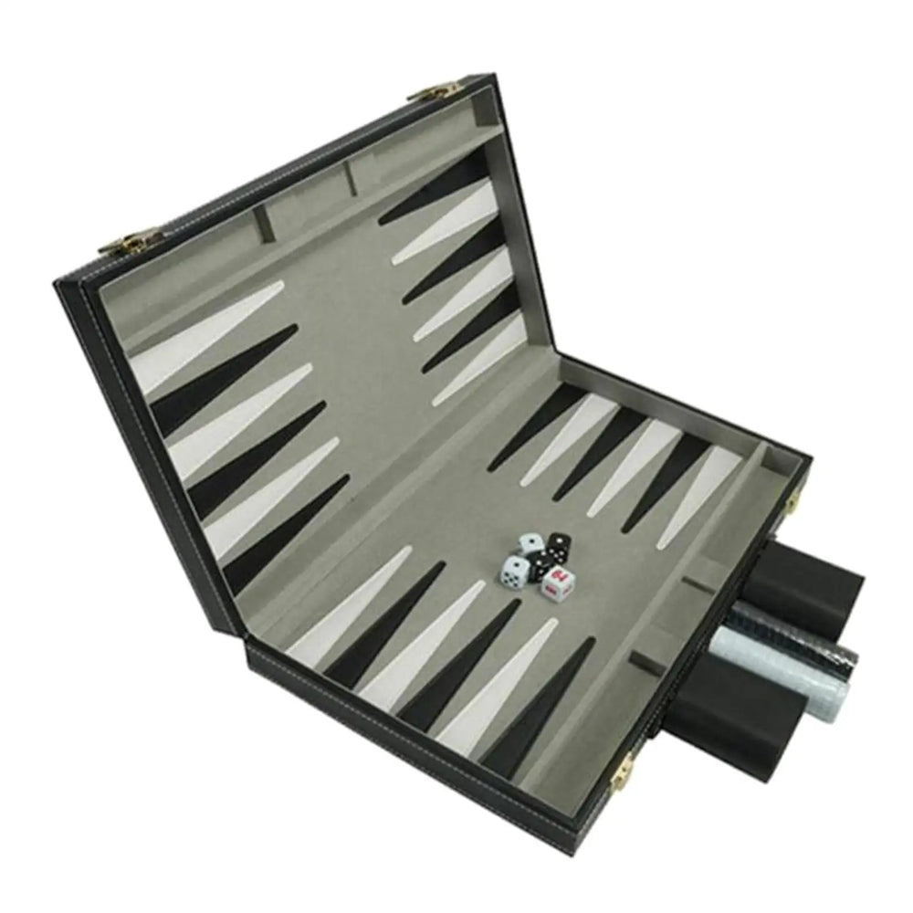 Mallette de backgammon en simili cuir noir ouverte : plateau gris et noir, gobelets et dés en place