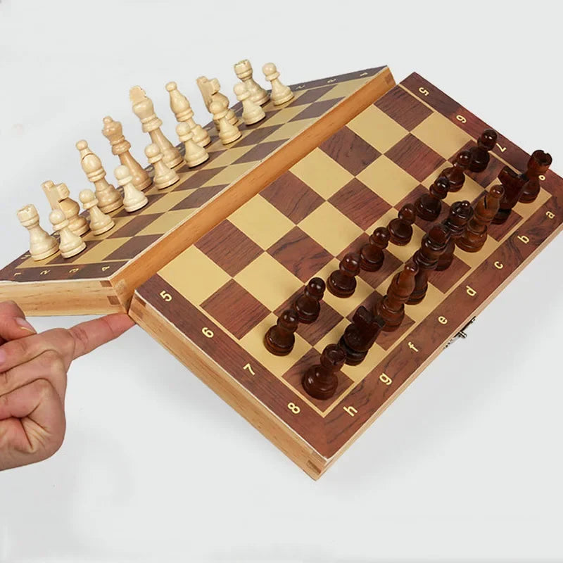 Une main referme le plateau : les pièces aimantées restent sur le damier