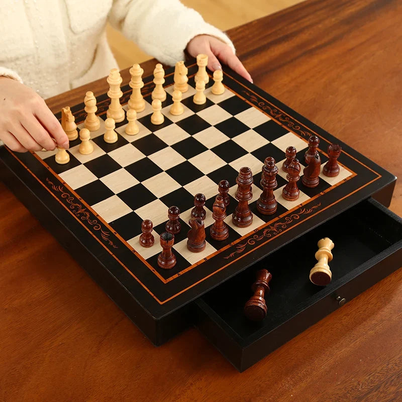 Vue rapprochée du damier noir et crème et des pièces en bois deux tons