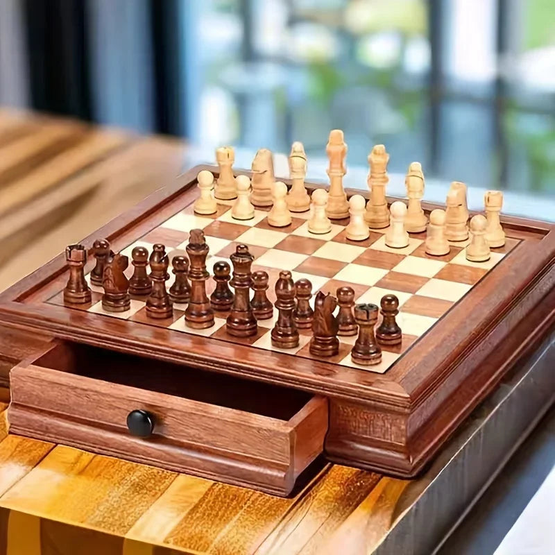 L'échiquier en lumière chaude sur une table en bois, partie en cours