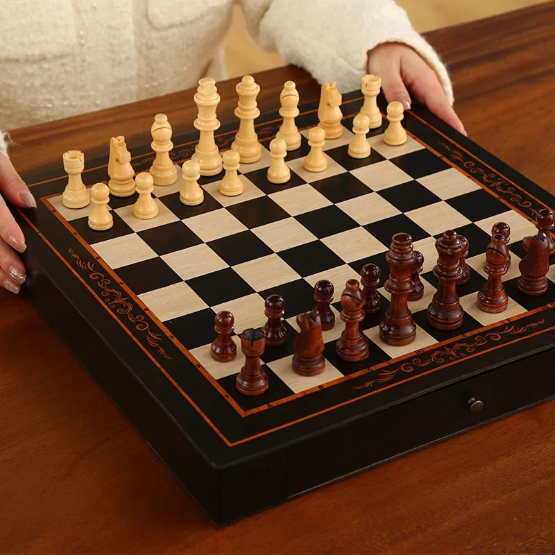 Partie en cours sur une table en bois, une main sur le point de jouer