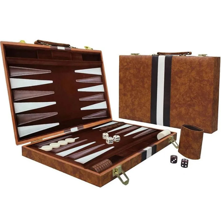 Mallette de backgammon en simili cuir brun, ouverte sur son plateau et présentée fermée à côté, poignée et bande centrale visibles