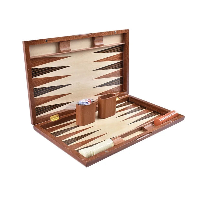 Coffret de backgammon en bois clair ouvert : flèches marquetées, deux gobelets en bois et les dés posés sur le plateau