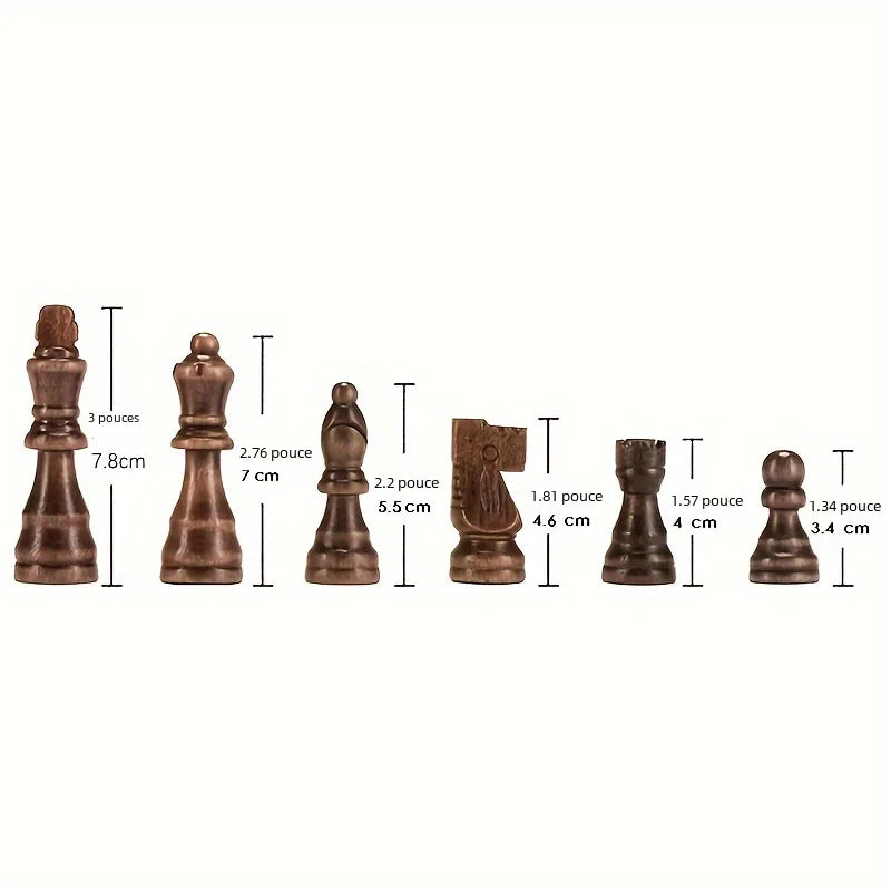 Croquis coté des pièces : roi 7,8 cm, dame 7 cm, fou 5,5 cm, cavalier 4,6 cm, tour 4 cm, pion 3,4 cm