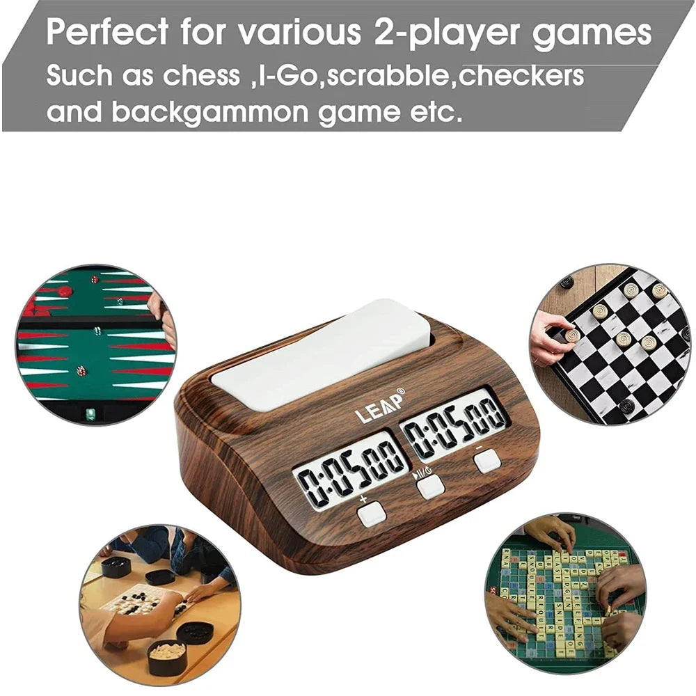 La pendule entourée des jeux qu'elle chronomètre : échecs, go, backgammon, xiangqi